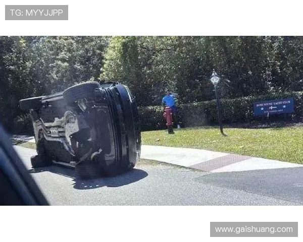 泰格·伍兹酒驾翻车遭美警方拘捕 泰格·伍兹酒驾翻车遭美警方拘捕